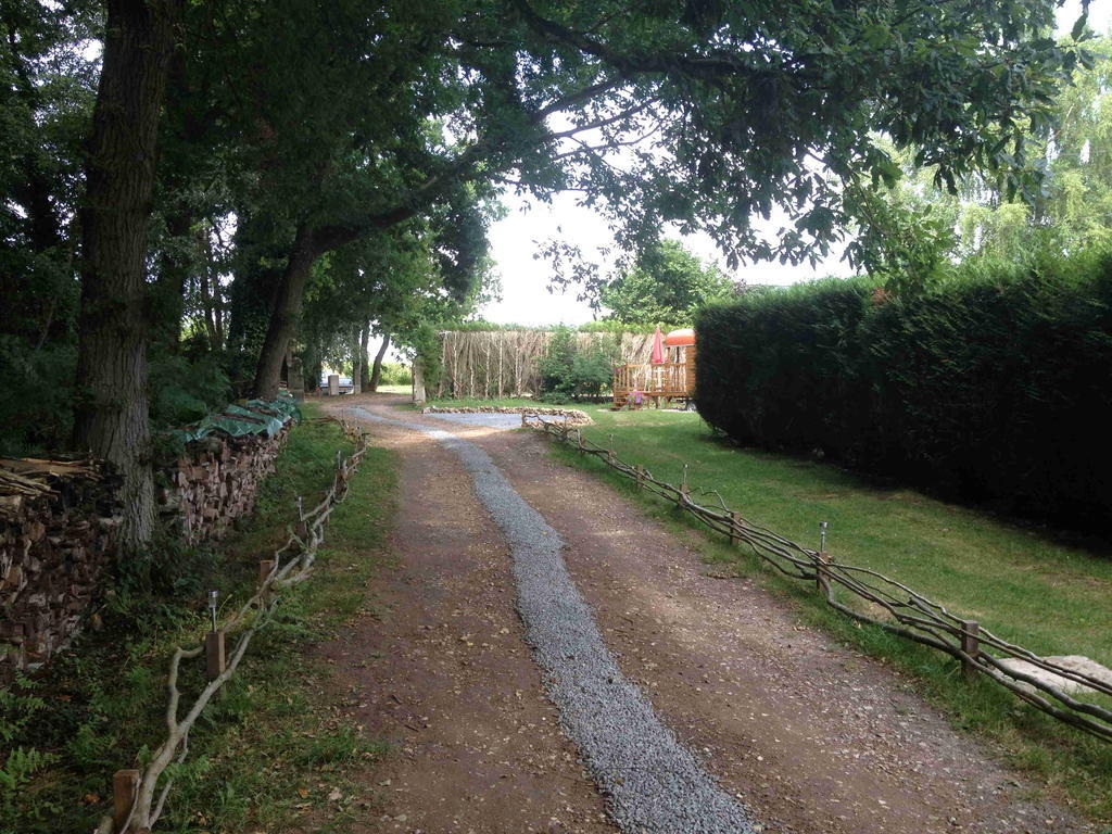 Roulotte Du Petit Bois Villa Theillement Buitenkant foto